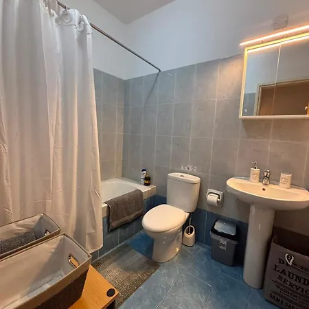 Kyblue Management -1br Apt, 6 Mins To Coral Bay *